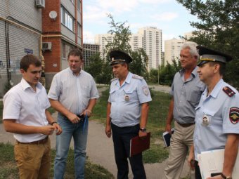 В центре Саратова воруют дорожные знаки «Работает эвакуатор»