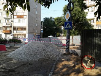 Улица в центре Саратова перерыта коммунальщиками, залита водой и завалена спиленными ветками