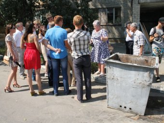 Саратовцы пожаловались сенатору на отсутствие горячей воды и протекающие мусорные баки у подъездов