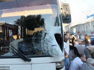 Водитель квадроцикла, пробивший головой стекло автобуса в центре Саратова, оказался подростком