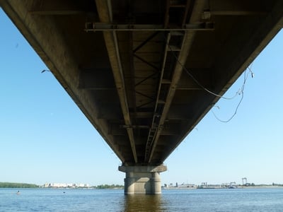 «Новая газета»: Мост Саратов-Энгельс продолжает разрушаться, несмотря на ремонт