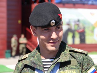 На международных соревнованиях артиллеристов вручили медали за рождение сына