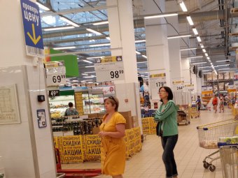 «Известия»: Из-за падения курса рубля поставщики продуктов снова предупреждают ретейлеров о росте цен