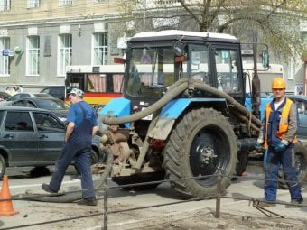 Прокуратура заставила «Саратовводоканал» заасфальтировать разрытый тротуар в центре города