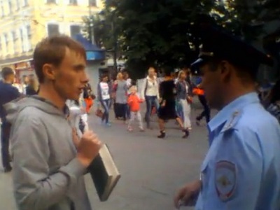 Полиция заинтересовалась молодым человеком, громко читавшем стихи на проспекте Кирова