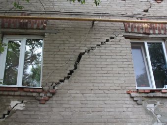 ЧП: В Ленинском районе стена двухэтажного жилого дома может рухнуть в любой момент