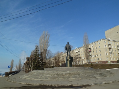 Возле дома рядом с памятником Гагарину запретили парковку