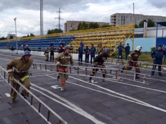 На стадионе «Торпедо» пожарные соревновались в профессиональном мастерстве