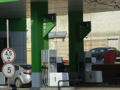 В Саратове и еще 71 субъекте РФ снова подорожал бензин