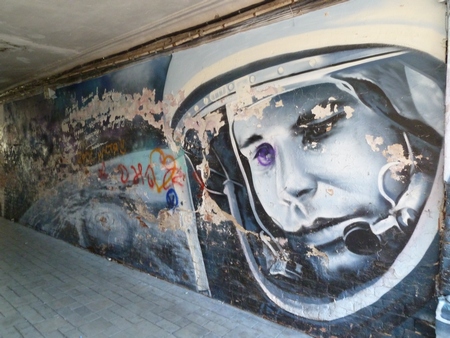 Вандалы изуродовали граффити с Гагариным на проспекте Кирова