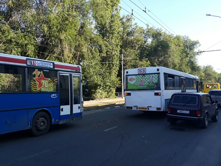 В центре Саратова автобусы №11 и №53 не поделили дорогу