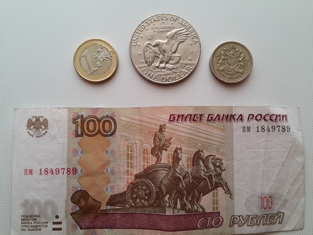 При открытии торгов курс доллара взлетел до 71 рубля, евро - до 81 рубля