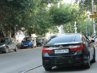 ГИБДД возбудила дело в отношении водителя правительства региона из-за парковки на тротуаре