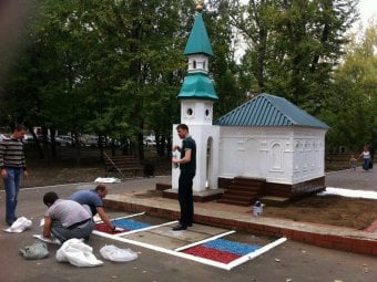 Саратовские татары обновили ко Дню города макет мечети у «Торгового центра»