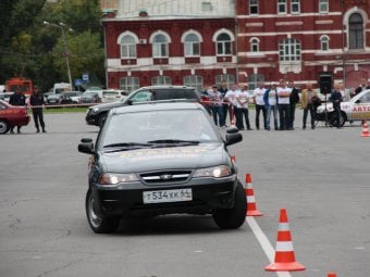 Сегодня на Театральной площади можно прокатиться на машине без водительских прав