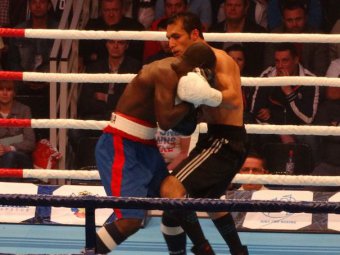 Бокс в «Кристалле»: Египтянин победил кенийца, повергнув его на колени