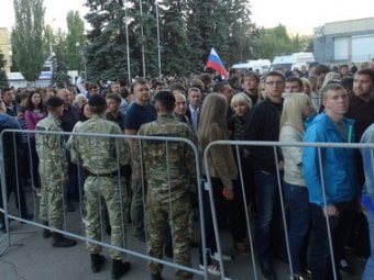 Общественник объяснил досрочное голосование саратовцев ажиотажем вокруг боя Артема Чеботарева