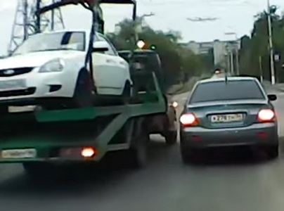 В Волгограде водитель эвакуатора из Саратова чуть не стал виновником аварии. Видео