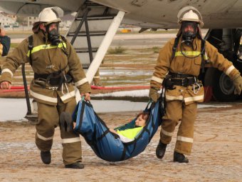 На учениях в аэропорту Саратова эвакуировали «пассажиров» из аварийного самолета с «горящим» двигателем