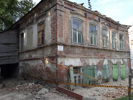 Депутаты гордумы обвинили администрацию Саратова в срыве программы капремонта жилья