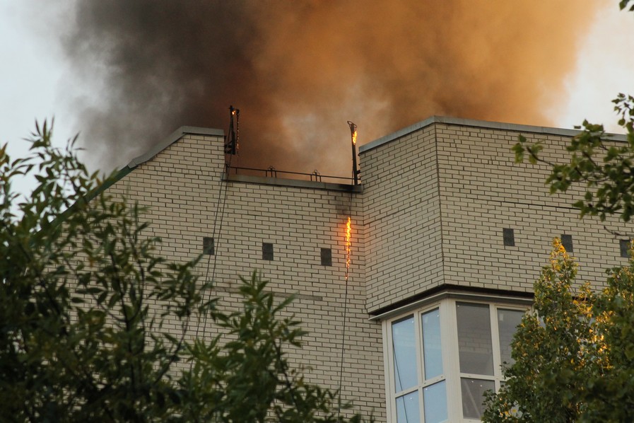 Пожар на Рахова. Из 16-этажного дома эвакуируются жильцы