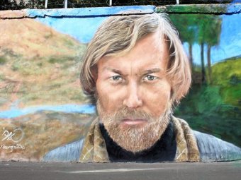 На Набережной Космонавтов отреставрировали граффити с Олегом Янковским