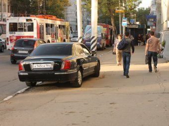 Правительственную иномарку припарковали на тротуаре в центре Саратова