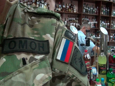 В Энгельсе сотрудники ОМОН и чиновники правительства изъяли из магазина две тысячи литров алкоголя
