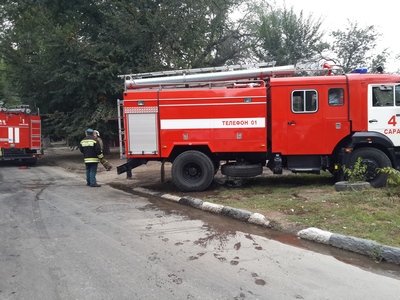 В центре Саратова жителей частных домов эвакуировали из-за пожара