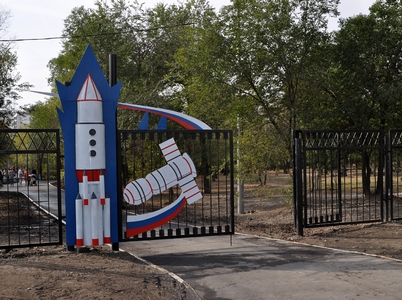 Главе Саратова не понравились новые фонари в сквере Комсомольского поселка