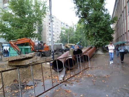 Перед началом отопительного сезона энергетики продолжают менять тепломагистраль на улице Белоглинской