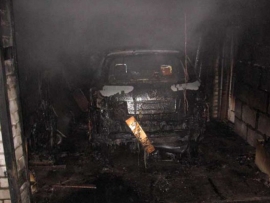 Ночью на улице Рахова сгорел гараж с тремя автомобилями