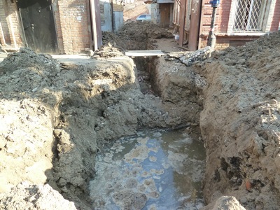 Ремонт водопровода в Заводском районе осложняют обрушения глубокого котлована