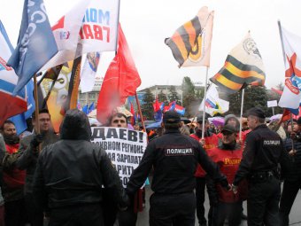 На митинг с участием губернатора пришли коммунисты с антирадаевскими плакатами