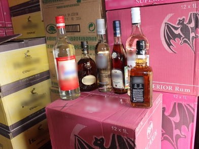 В Саратове полицейские обнаружили более 10 тысяч бутылок нелегального алкоголя рядом со зданием ГУ МВД