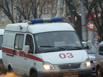 В Саратове скорая помощь протаранила столб. Фельдшер попала в больницу