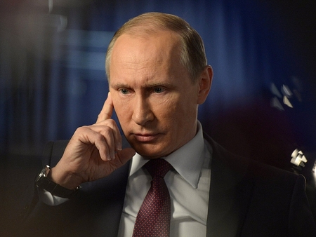 Владимир Путин присвоил механизатору и оператору инкубатория из Саратовской области почетные звания