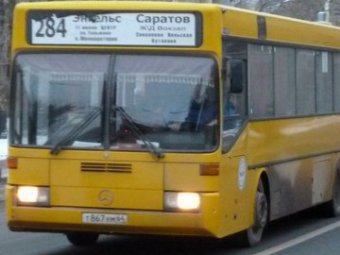 Водитель 284-го автобуса защемил пенсионерку дверями отбросив её на дорогу