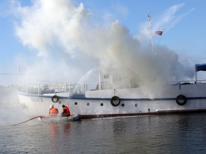 Спасатели тренировались снимать рыбаков с льдины и тушить возгорание на «Волге»