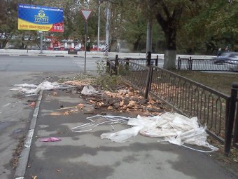 Рабочие, поднимавшие КамАЗ с кирпичом на 1-й Дачной, оставили после себя кучу мусора