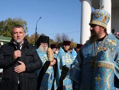 После крестного хода глава Энгельсского района получил медаль от РПЦ
