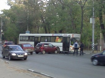 У моста «Стрелки» в Саратове малолитражка врезалась в автобус. Фото
