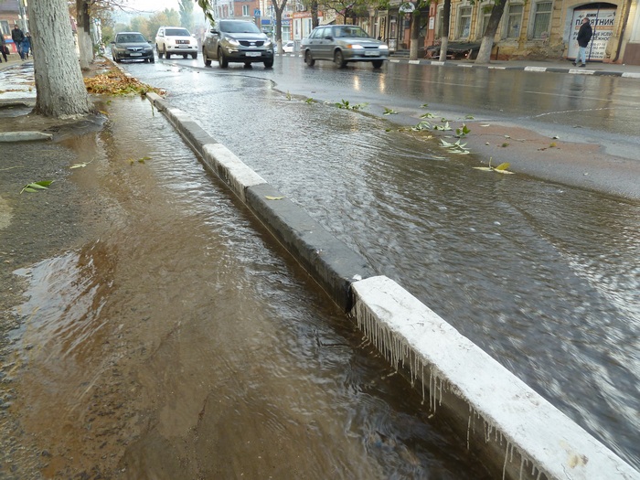 Несколько центральных улиц Саратова заливает мощным потоком воды из-за прорыва
