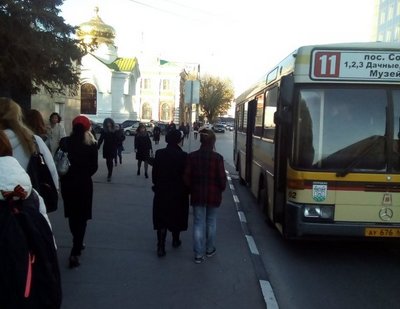 Во время эвакуации чиновники мэрии грелись в автобусе №11