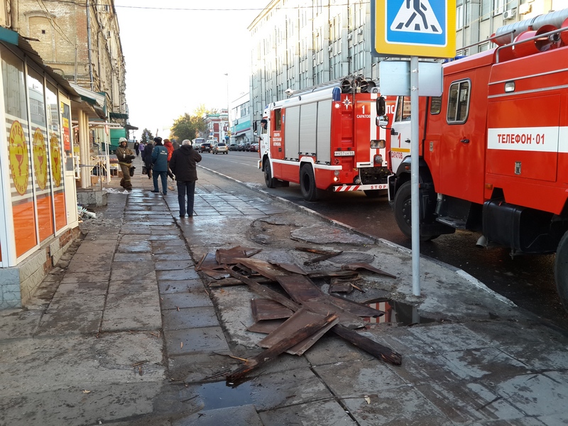 В здании аптеки в центре Саратова произошел крупный пожар