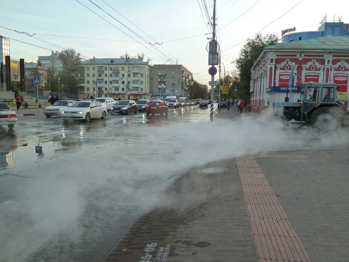 Кипяток заливает улицу в центре Саратова. Образуется гололед