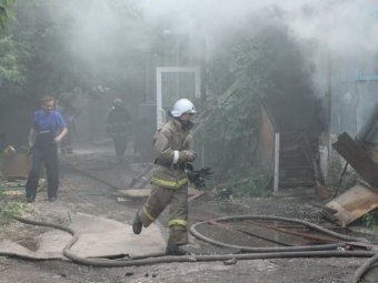 В утреннем пожаре за заводом Орджоникидзе пострадали люди
