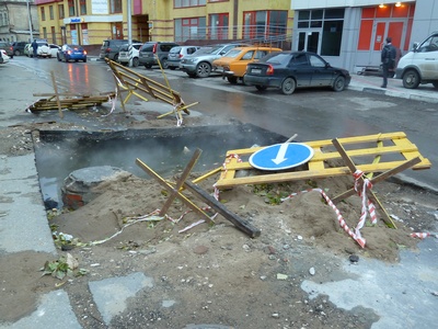 В центре Саратова автомобилисты объезжают яму с кипятком