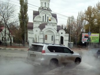 По улице Советской течет горячая вода. Фото