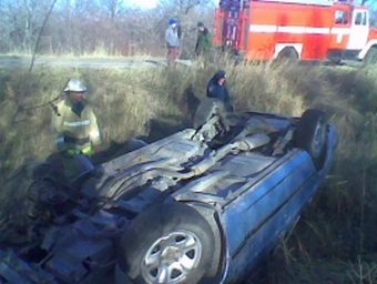 По вине неопытного водителя в перевернувшемся автомобиле погиб подросток
